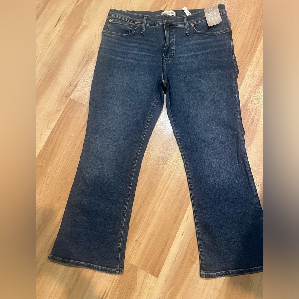 Madewell Kick Out Crop in Lenoir wash
Never worn
NWT
Size 32